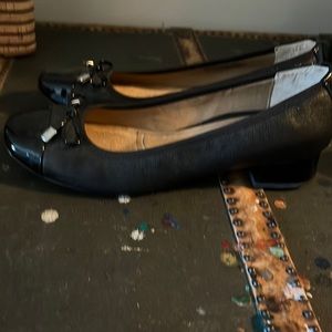 Dress heels with bow